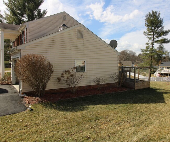 Building Photo - Beautiful 4BR 2 full 2 half bath corner lo...