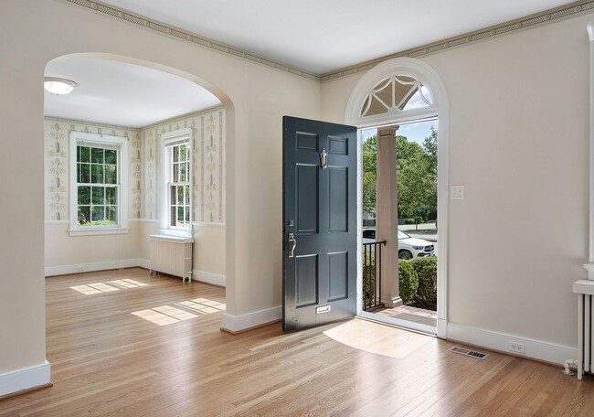 Foto del edificio - BEAUTIFUL COLONIAL HOME ON LIBBIE AVENUE B...