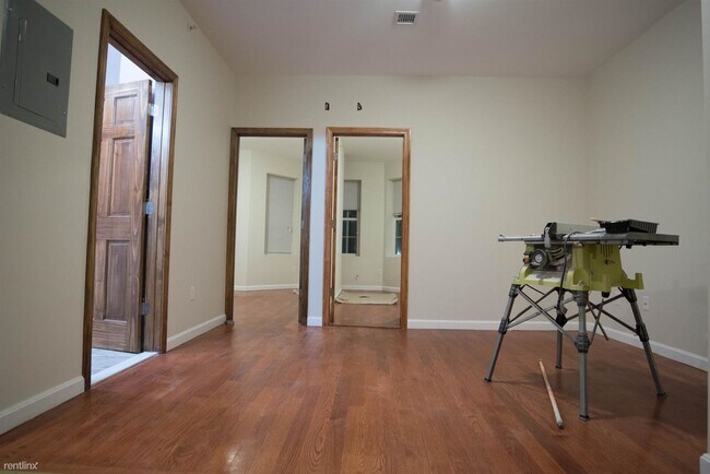 Building Photo - 2 br, 1 bath  - 411 Broadway # 3F