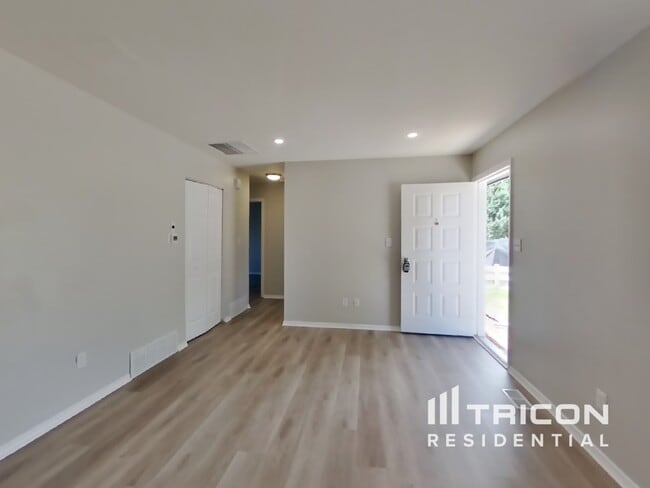 Building Photo - 6640 Brook Forest Dr