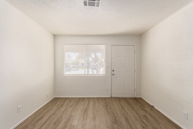 Foto del edificio - Maverick West Apartments