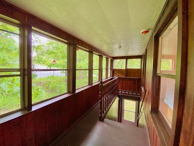 Building Photo - 204 Maple Ave