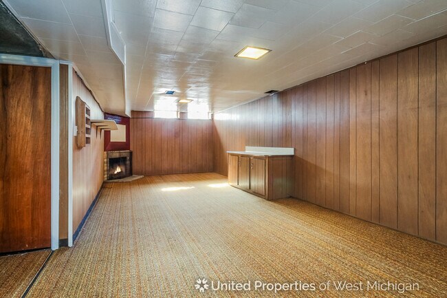 Building Photo - 158 Pershing Dr NE