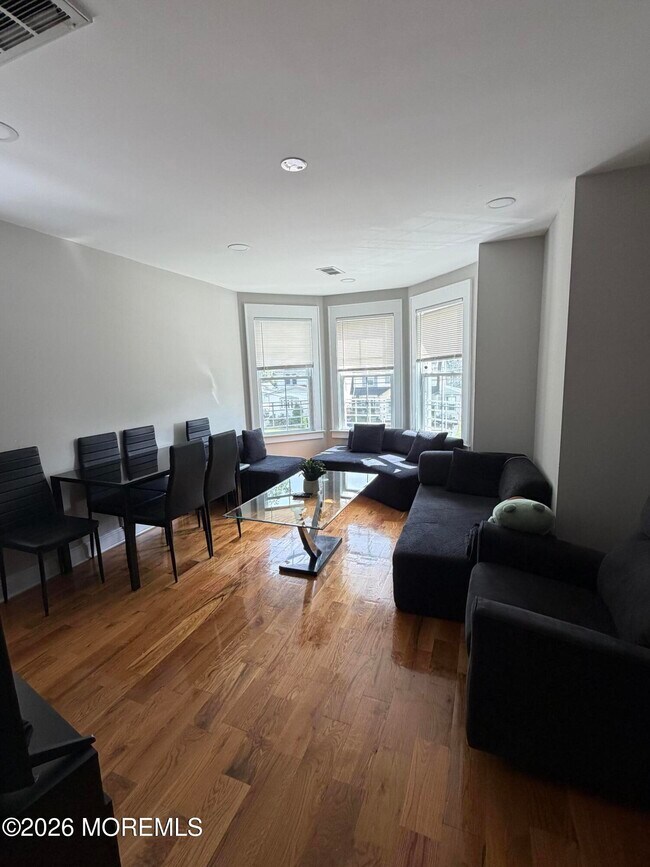Foto del edificio - 415 E 3rd Ave