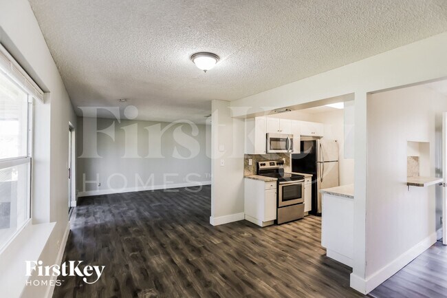 Building Photo - 7801 SW 6th Ct