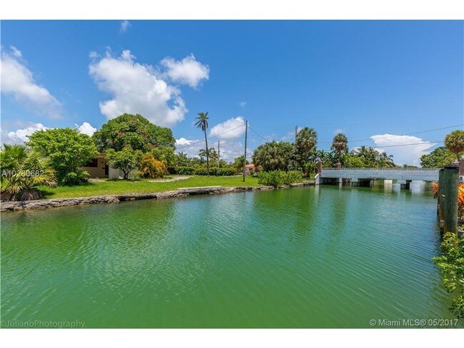 Foto del edificio - 7620 Bayside Ln