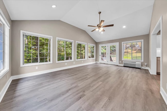 Building Photo - 2637 Coachman Cir