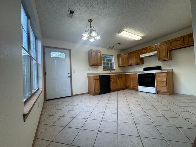 Building Photo - ***1502 Cresent***