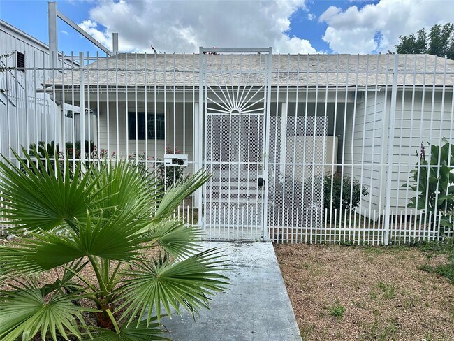 Foto del edificio - 5223 Schuler St