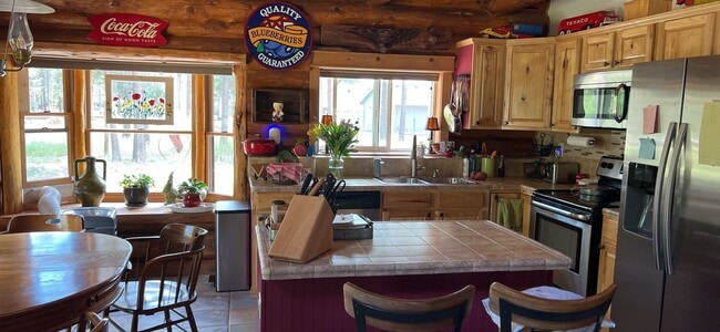 Foto del edificio - Beautiful Log Home with Shop