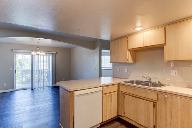 Foto del edificio - 2 Bed 1 Bath Condo with an Office!