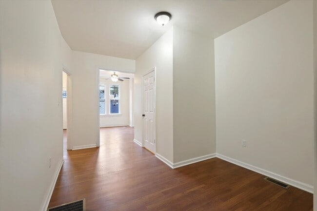 Foto del edificio - Coming Soon Spacious Four Bedroom Beauty L...