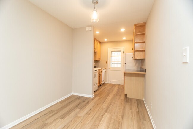 Building Photo - 211 Vine Ave