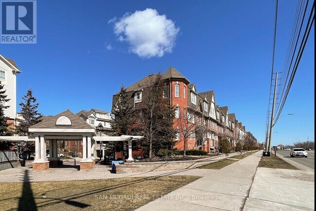 Building Photo - 639 Dundas St W