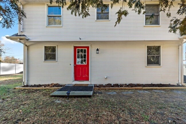 Foto del edificio - 443 Old Fall River Rd