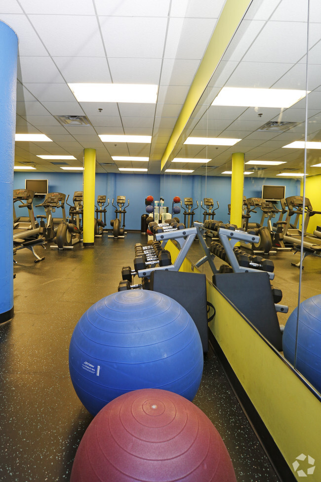 fitness center - The Letterman Chicago - West Loop Apartments