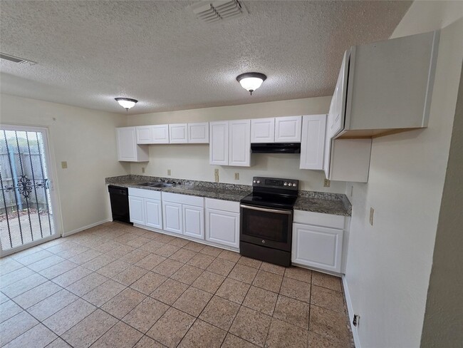 Foto del edificio - 10500 Lake June Rd