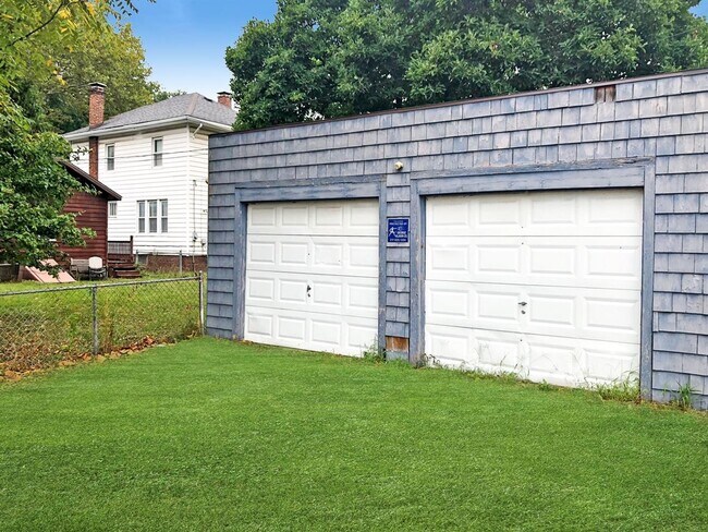 Foto del edificio - Garage Galore: 2 Bed, 1 Bath Comedy Central!