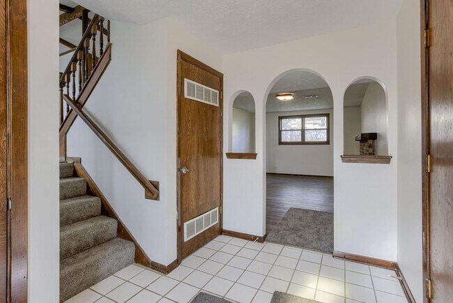 Building Photo - Stylishly Updated 3-Bedroom In Prime Locat...