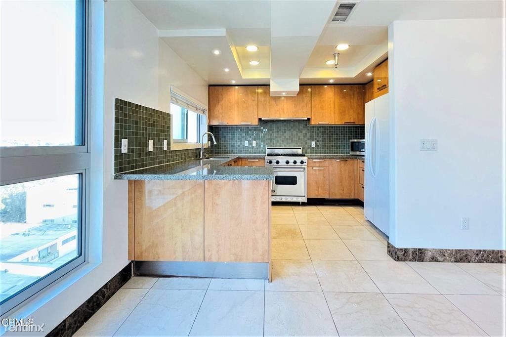 2 br, 2 bath Condo - 702 S Serrano Ave Apt... Photo