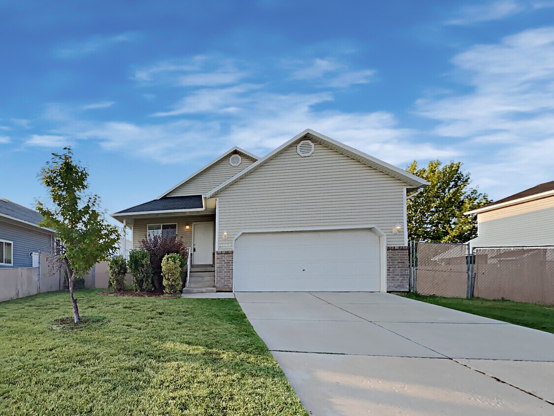 2163 W 1680 N House Rental in Clinton, UT