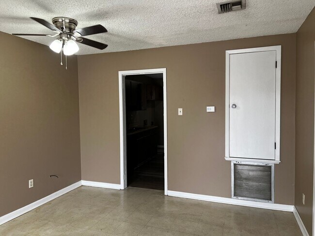 Building Photo - 405 Knollwood Cir
