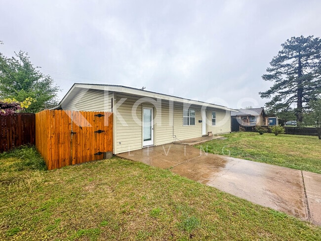 Building Photo - 1124 W Terry Rd