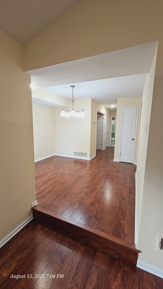 Building Photo - 451 Redbud Ct