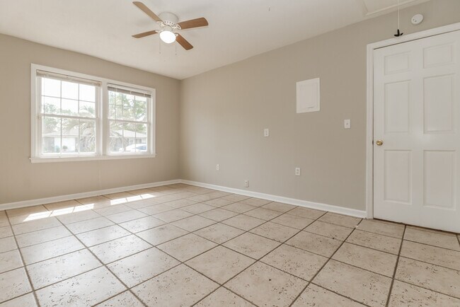 Building Photo - Charming brick ranch in Ladson, SC!