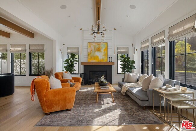 Foto del edificio - 16101 Royal Mt Dr