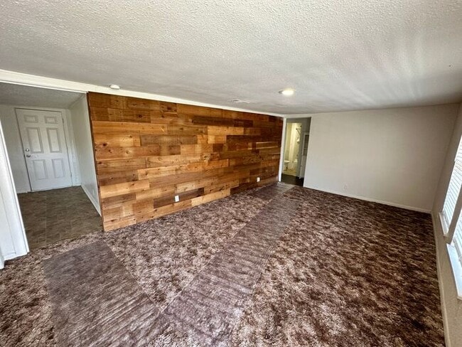 Building Photo - Charming 3 Bedroom House with Fenced Backy...