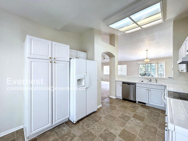 Foto del edificio - 3 Bed, 2 Bath Home with Fenced Yard & Garage / Available Soon!