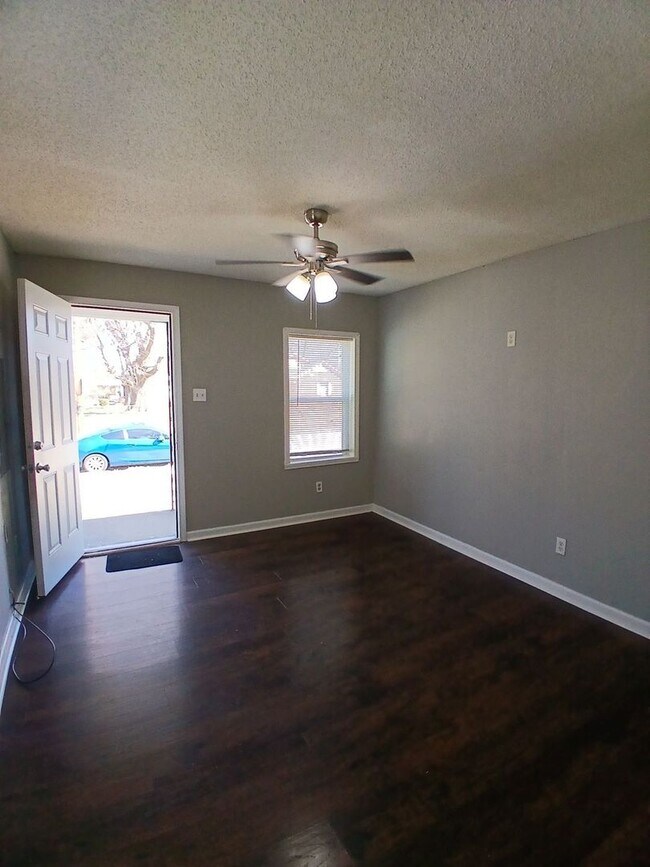 Foto del edificio - Newly Renovated 2 bedroom 1 bathroom - OPEN TO SECTION 8