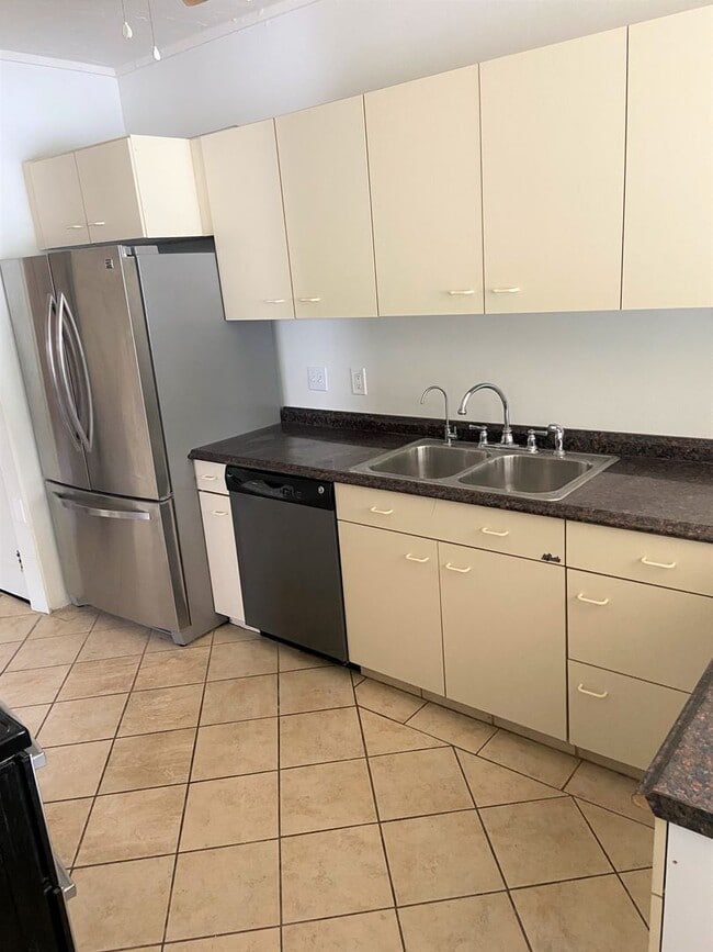 Foto del edificio - Beautiful Updated 4 Bedroom, 2 Bathroom Ho...