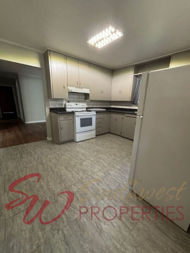 Foto del edificio - Spacious 4 Bedroom Home with Park-Like Backyard!