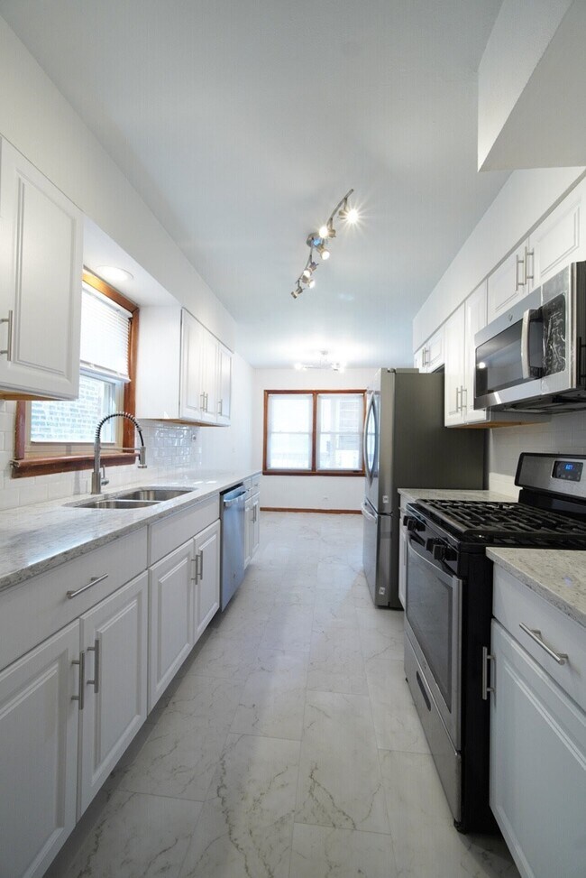 Building Photo - 2309 W Arthur Ave