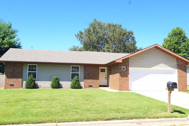 Foto del edificio - Adorable 3-Bed, 2-Bath Home with 2-Car Garage in Prime Location!