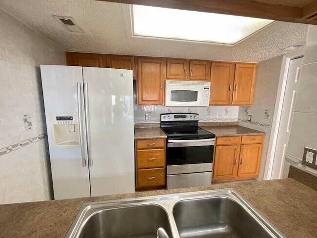 Building Photo - 100 Aurora St