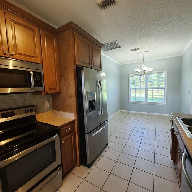 Foto del edificio - Charming 3-Bedroom Home with Spacious Yard...