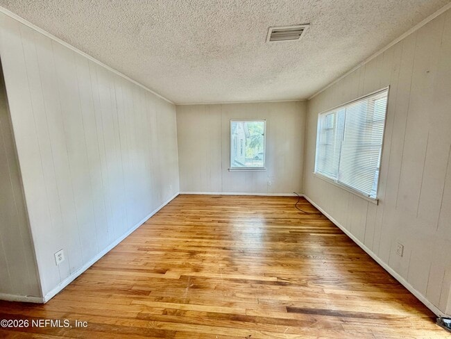 Foto del edificio - 1348 Crestwood St