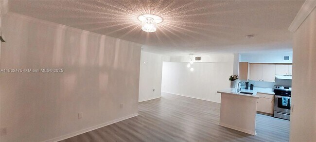 Foto del edificio - 2433 Centergate Dr