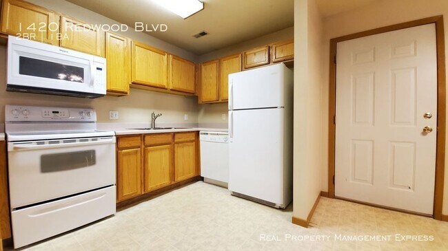 Building Photo - 2 Bed 1 Bath apartment with Attached Garage