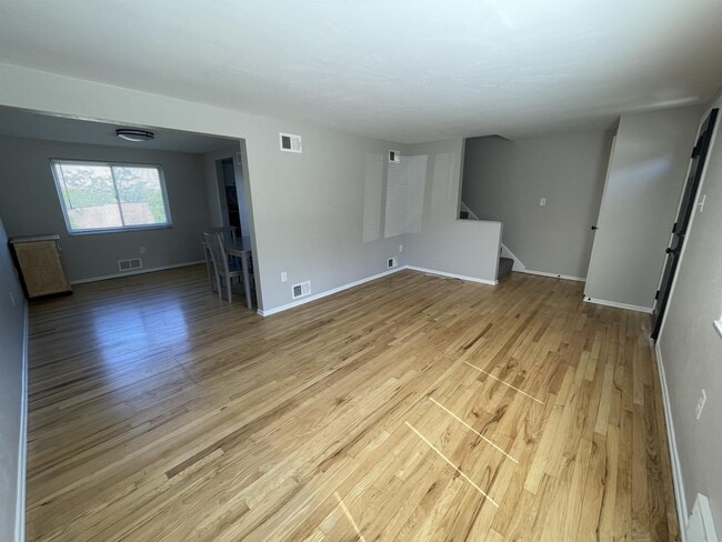 Building Photo - 304 Oneida St