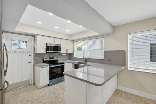 Foto del edificio - 537 Menendez Ave