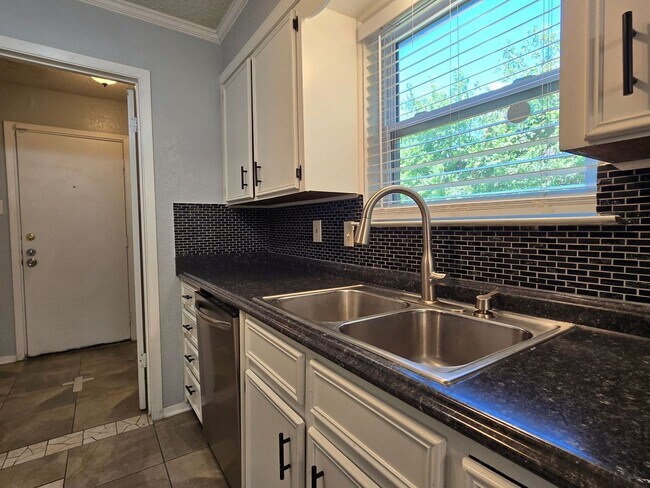 Foto del edificio - PRICE REDUCTION!!! AVAILABLE NOW!