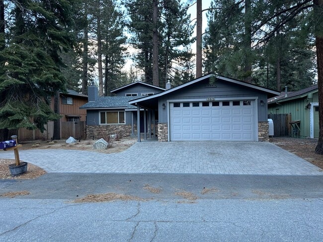 Building Photo - Pet friendly home in great neighborhood --...