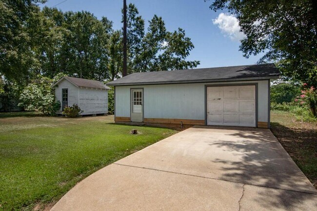 Building Photo - 33 Cedar Knoll