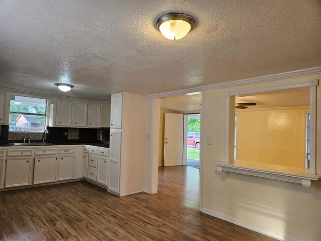 Foto del edificio - 7910 Carrie Ln