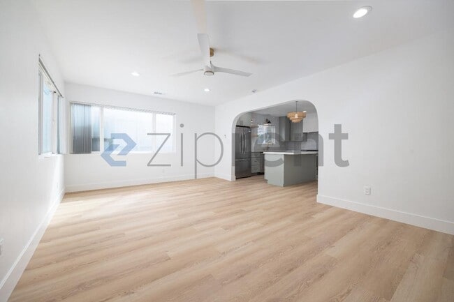 Building Photo - Unit