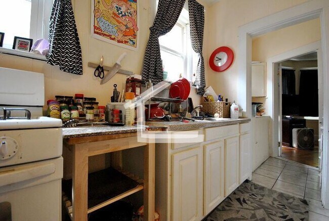 Building Photo - Large unit in Allston at a discounted price!